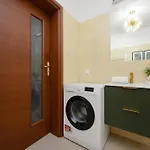 Bright With Parking In The Center Of By Renters Apartmán