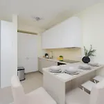 Bright With Parking In The Center Of By Renters *
