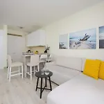 Bright With Parking In The Center Of By Renters Apartmán