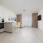 Bright With Parking In The Center Of By Renters Apartmán