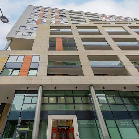 Bright With Parking In The Center Of By Renters Apartmán