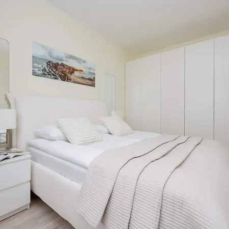 Bright With Parking In The Center Of By Renters Varšava