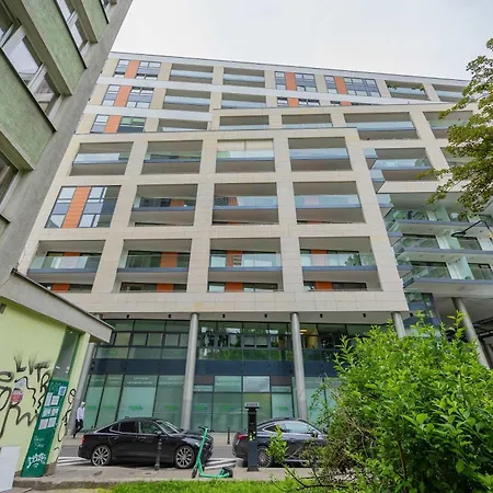 Bright With Parking In The Center Of By Renters