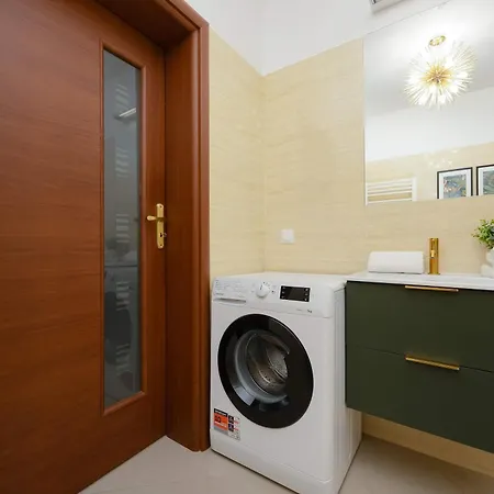 Bright With Parking In The Center Of By Renters Apartmán