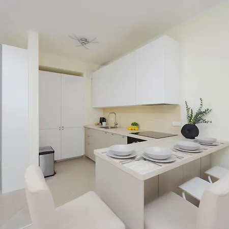 Bright With Parking In The Center Of By Renters *