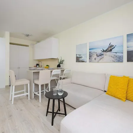 Bright With Parking In The Center Of By Renters Daire