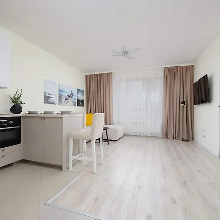 Bright With Parking In The Center Of By Renters Apartmán