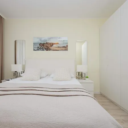 Bright With Parking In The Center Of By Renters Apartment Warschau