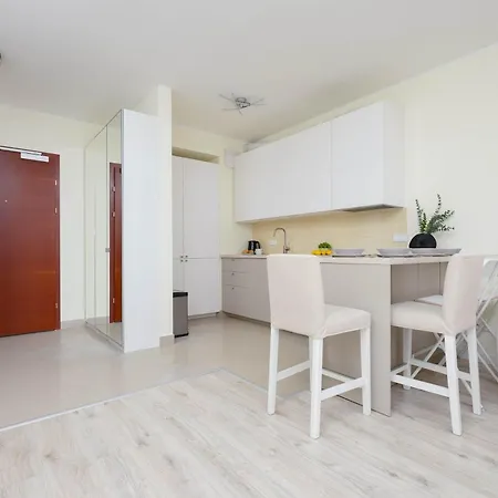 Apartment Bright With Parking In The Center Of By Renters Warschau