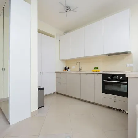 Bright With Parking In The Center Of By Renters Apartment Warschau