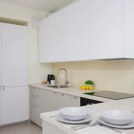 Bright With Parking In The Center Of By Renters *