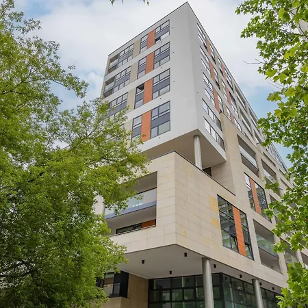 Bright With Parking In The Center Of By Renters